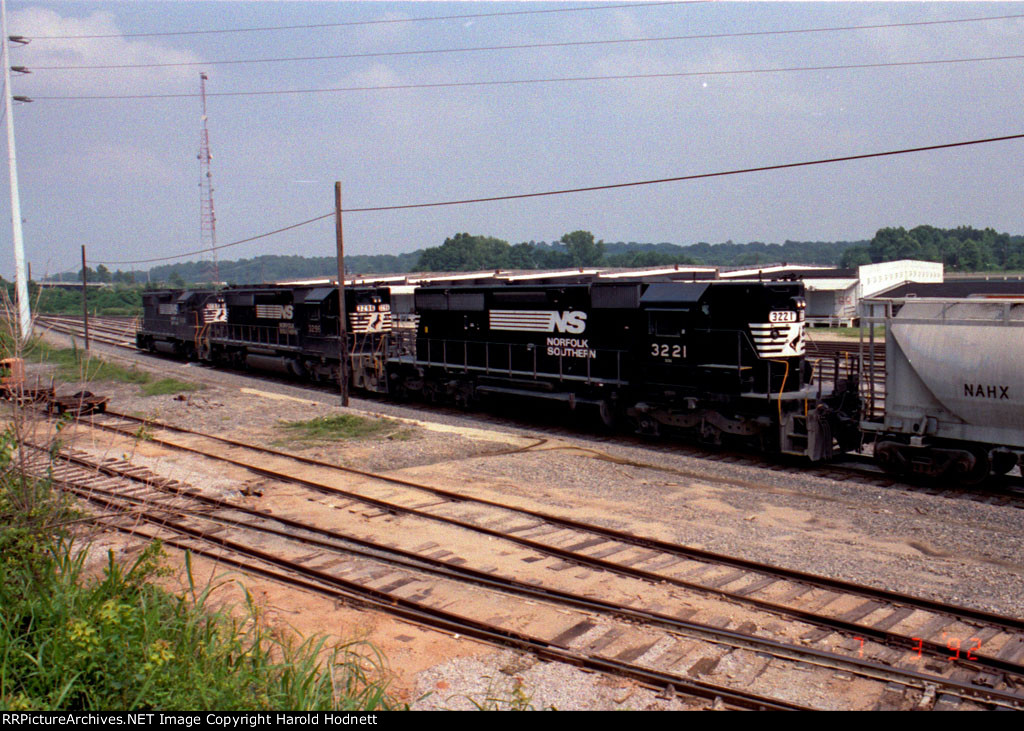 NS 3221 & 3296 follow NS 5188 thru Glenwood Yard